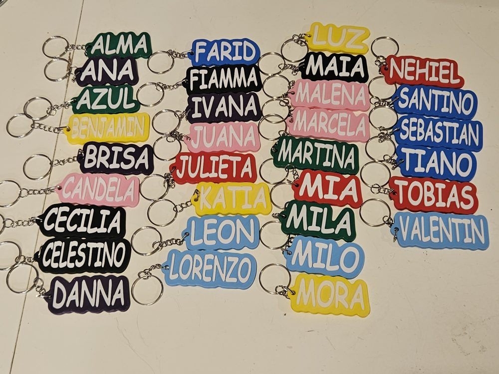 Pedido de llaveros con nombre para un curso